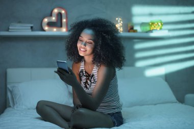 Smartphone cep telefonu ile video izlerken mutlu Latin kadın