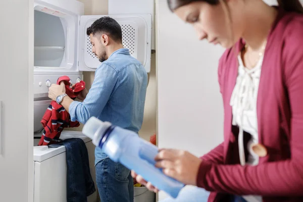 Hombre y mujer haciendo tareas de lavado de ropa — Foto de Stock