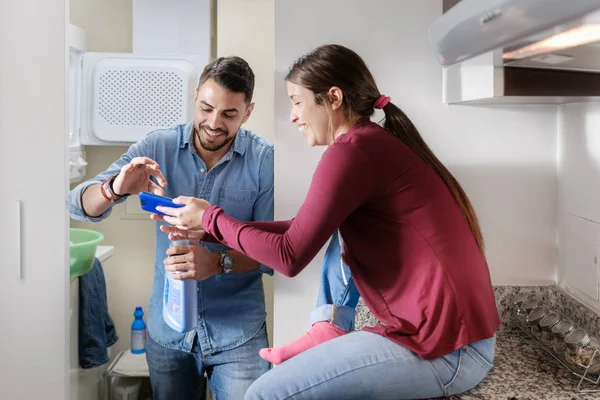 Erkek ve kadın giysi yıkama ev işleri yaparak