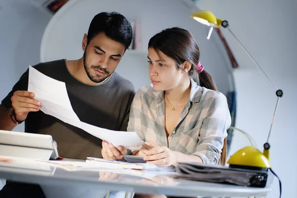 Uomo e donna preoccupati per le tasse e il bilancio familiare — Foto Stock