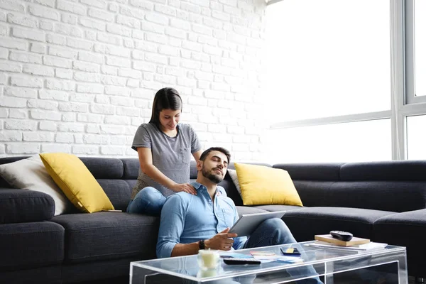 Flicka massera pojkvän på soffan hemma — Stockfoto