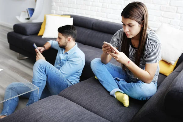 Ζευγάρι εθιστεί σε κοινωνικά δίκτυα που χρησιμοποιούν τα τηλέφωνά — Φωτογραφία Αρχείου