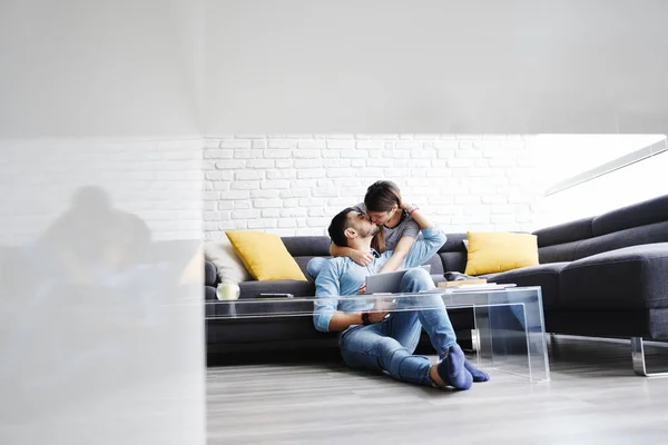 年轻夫妇的肖像与平板电脑接吻 — 图库照片