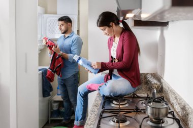 Erkek ve kadın giysi yıkama ev işleri yaparak