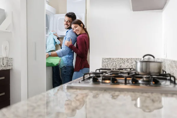 Hombre y mujer haciendo tareas de lavado de ropa — Foto de Stock