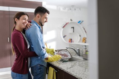 Adam ve kadın iş ev ev işi mutfak