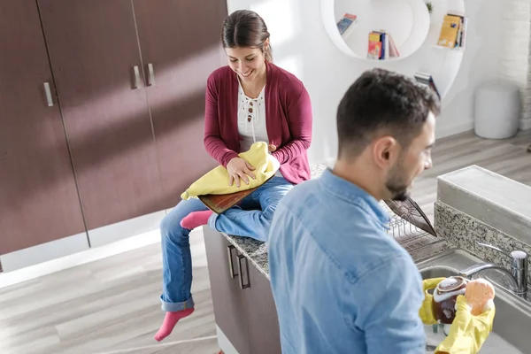 Homme et femme faisant maison corvées dans la cuisine — Photo