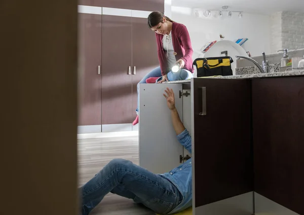 Handyman marido y esposa reparación fregadero de cocina — Foto de Stock