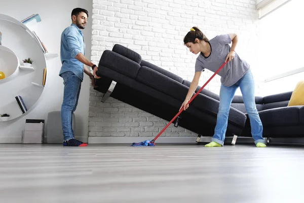 Hombre y mujer haciendo tareas de limpieza piso — Foto de Stock