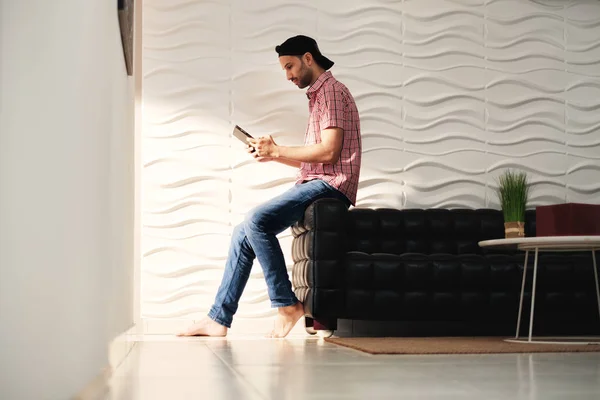 Joven hispano viendo película en Tablet Computer —  Fotos de Stock