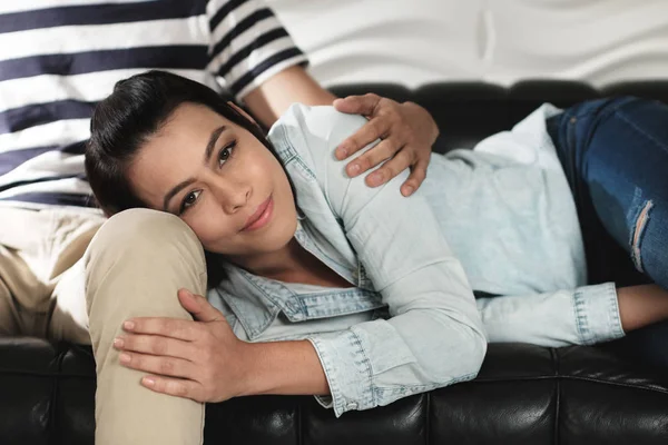 Feliz latina casal segurando as mãos e mulher sorrindo para a câmera — Fotografia de Stock