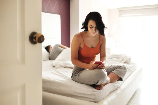 Žena podvádí svého muže SMS na Smartphone — Stock fotografie