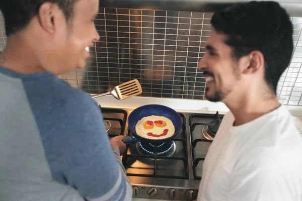 Gay los hombres comer desayuno cocina huevos en casa cocina — Foto de Stock