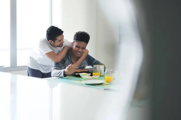 아침에 집에서 아침 식사 하는 게이 커플 — 스톡 사진