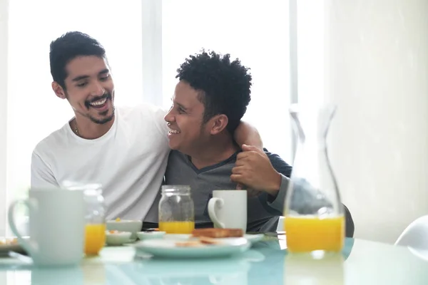 Gay casal comer pequeno-almoço no casa no o manhã — Fotografia de Stock