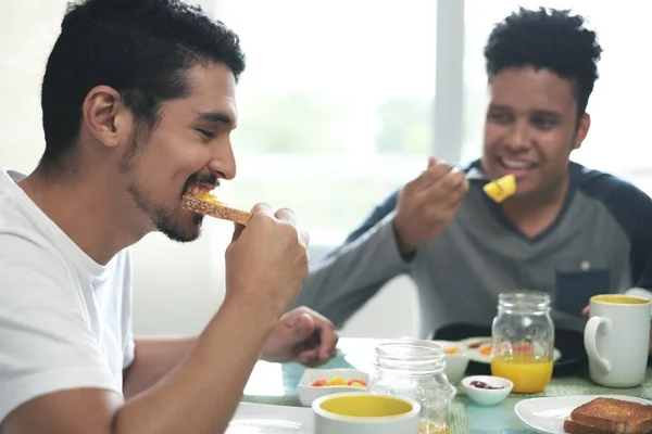Gay par äter frukost hemma på morgonen — Stockfoto