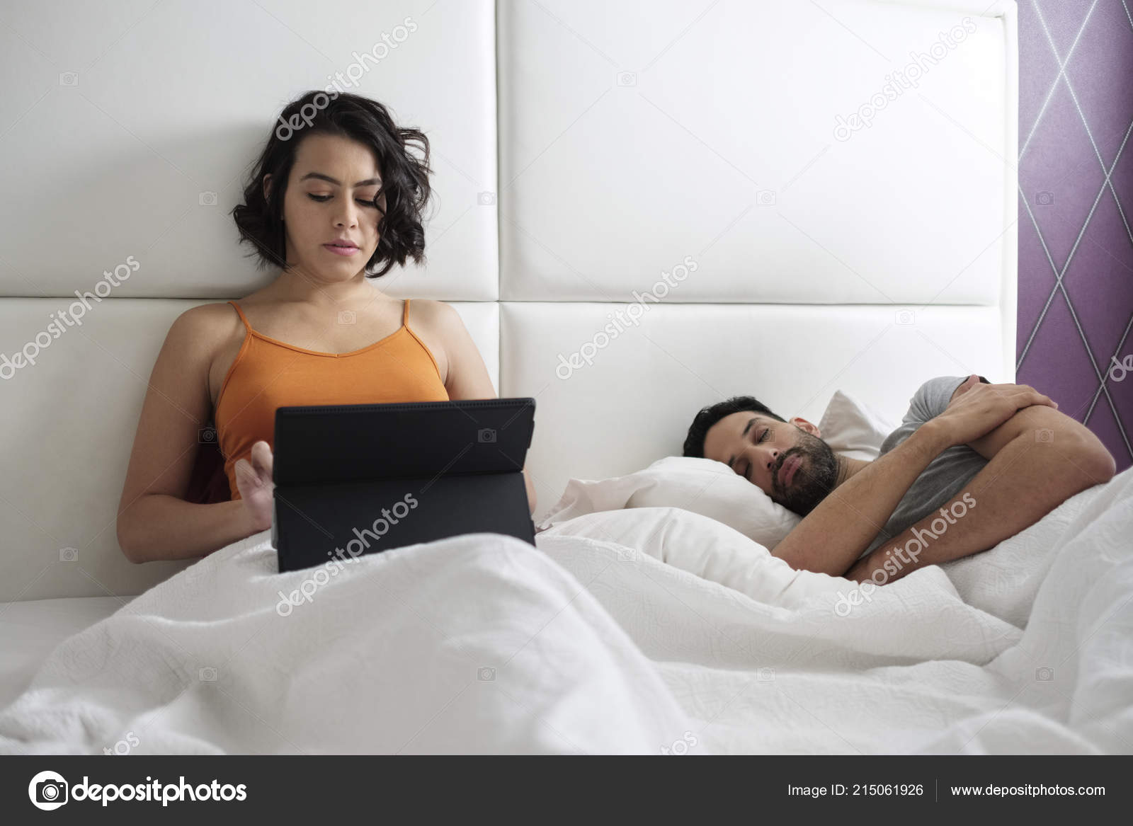 Муж и жена в телефонах. На подушке осталось пара. Телефон на кровати. Девушка подкрадывается к спящему парню. Девушка спит рядом.