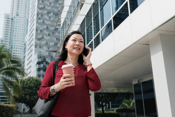 Mujer de negocios hablando por teléfono celular y desplazamientos — Foto de Stock