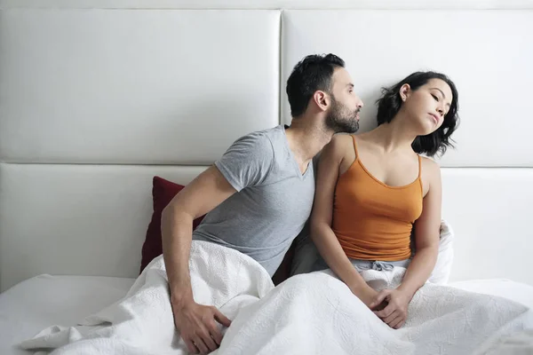 Problemas de relacionamento com a mulher irritada na cama — Fotografia de Stock