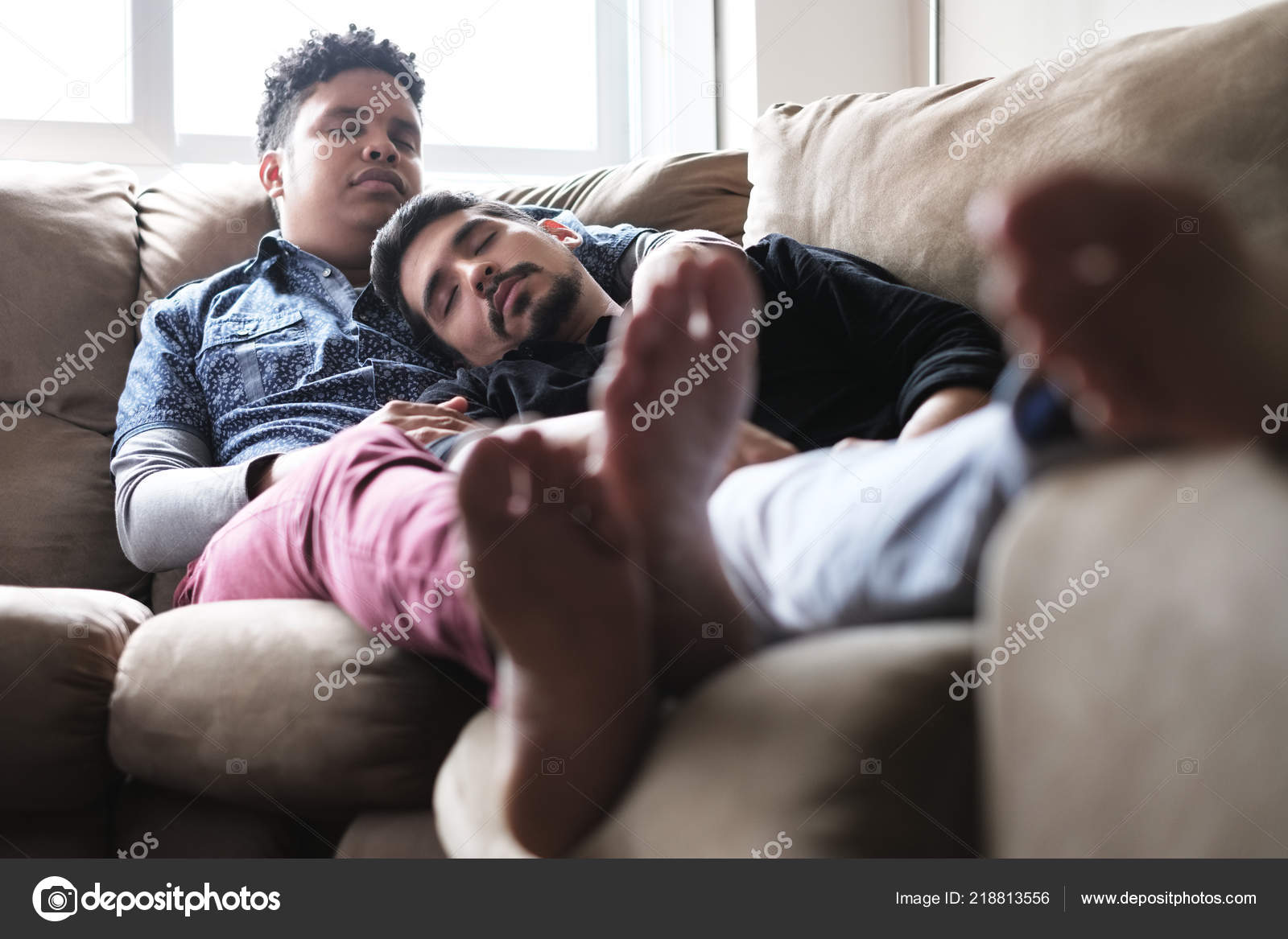 Молодой геи Молодые геи спят и отдыхают на диване дома — Стоковое фото © diego_cervo #218813556