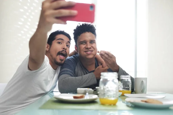 Gay Couple Eating Breakfast Taking Selfie With Phone — Stock Photo, Image