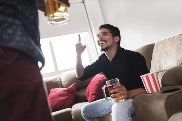 Feliz gay pareja viendo deportes partido en televisión en casa —  Fotos de Stock
