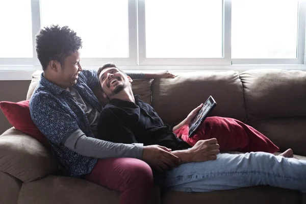Feliz gay casal olhando para fotos no tablet — Fotografia de Stock