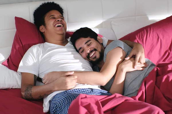 Casal homossexual abraçando e relaxando na cama — Fotografia de Stock