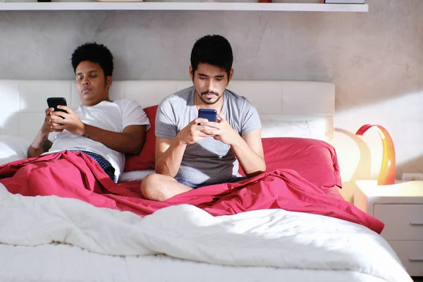 Homosexuales con Smartphones ignorándose mutuamente — Foto de Stock