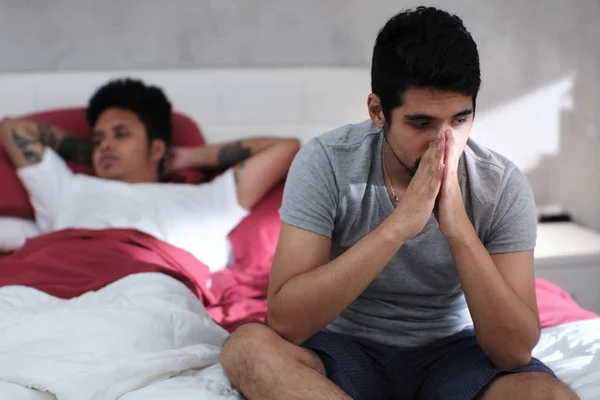 Gay άνθρωποι έχοντας προβλήματα και συγκρούσεις στο σπίτι κρεβάτι — Φωτογραφία Αρχείου
