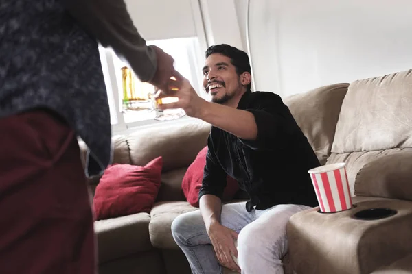 Feliz gay pareja viendo deportes partido en televisión en casa — Foto de Stock