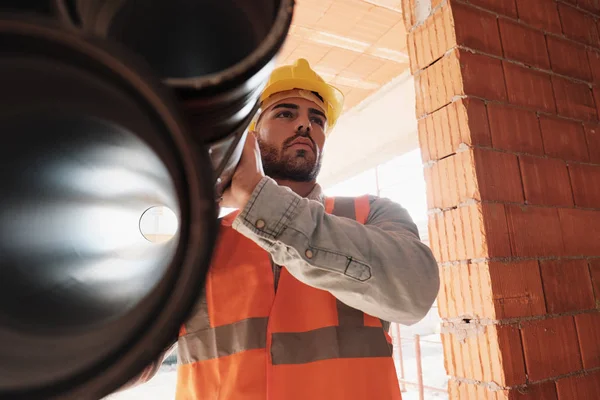 Portret van de jonge Man aan het werk In de bouwplaats — Stockfoto