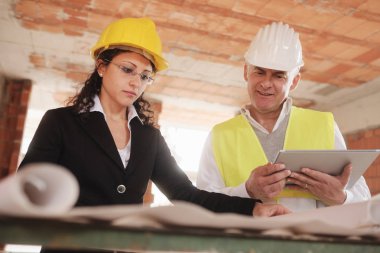 Kadın mimar ve inşaat alanında Toplantıda Foreman