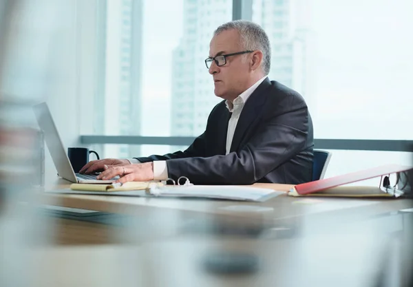 Homem de negócios com ilhós no trabalho no escritório com PC — Fotografia de Stock