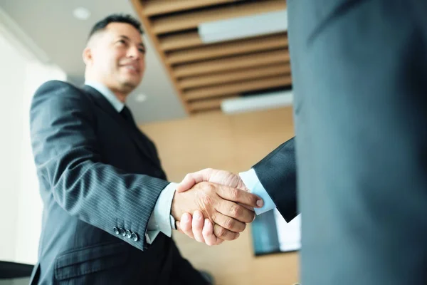 Manager schüttelt Kollegen nach Geschäftstreffen die Hand für Vertrag — Stockfoto