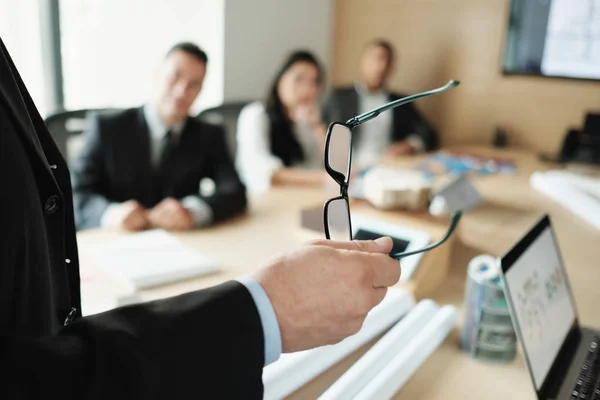 Architect Showing Miniature Building At Business Meeting With Client — Stockfoto