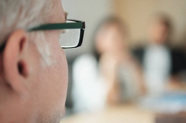 Meslektaşları ve müşterileri Ofis Toplantı odasında konuştuğu işadamı