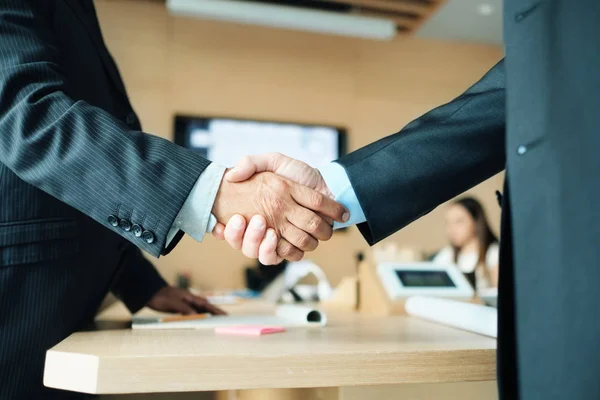 Manager agitando le mani con il collega dopo incontro d'affari per contratto — Foto Stock