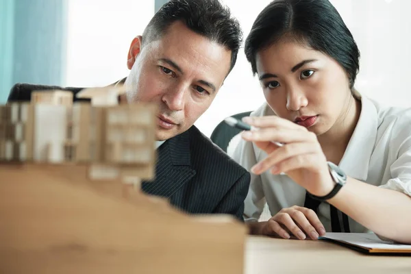 Vertrouwen zakenman kijken naar het platform miniatuur huis Project — Stockfoto