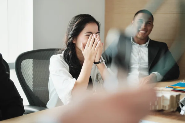 Trabalho em equipe com jovem mulher de negócios asiática e empresário negro — Fotografia de Stock