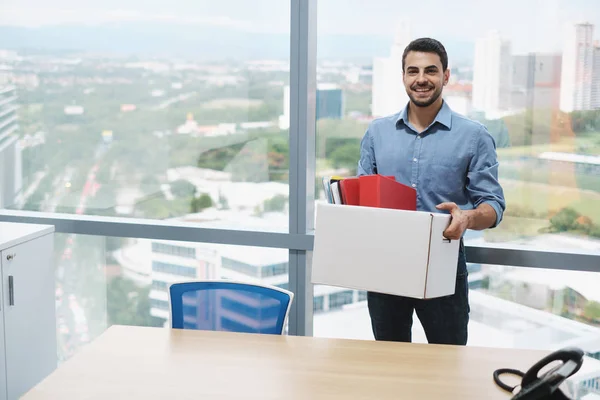 Uomo d'affari fiducioso di successo che si trasferisce in un nuovo ufficio guardando la fotocamera — Foto Stock