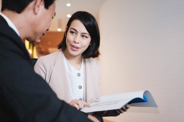 Bank Asya müşteri için belgeleri gösteren yatırım planı Ajan