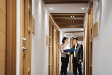 Mutlu Çin Müşteri banka Office belgeleri açıklayan iş kadını