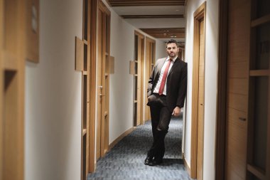Office koridorda Yöneticisi olarak iş yerinde İspanyol işadamı portresi