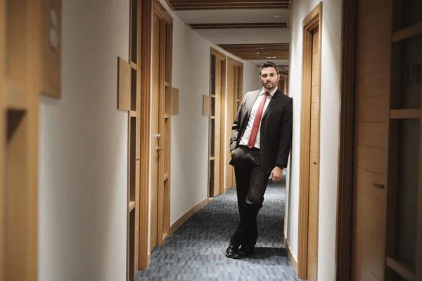 Portret van Spaanse zakenman aan het werk als Manager In Office Corridor — Stockfoto