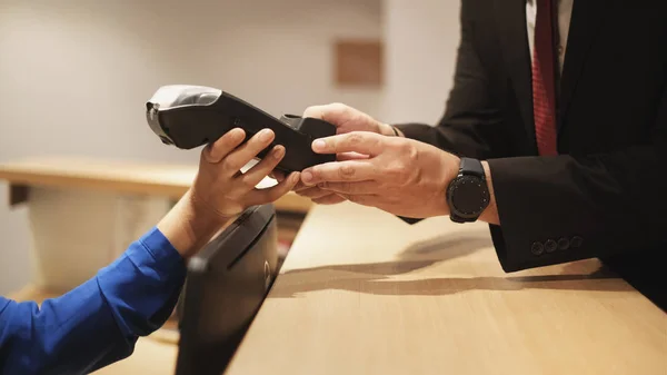 Hotel Guest Paying Business Travel With Credit Card and POS — Stock Photo, Image