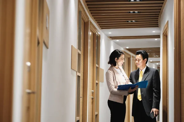 Geschäftsfrau erklärt glücklichen chinesischen Kunden in Bankbüro Dokumente — Stockfoto