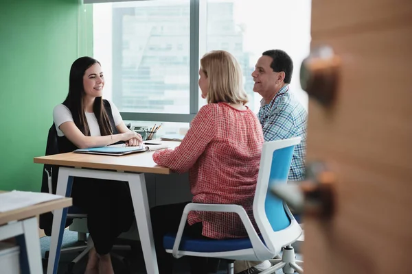 Donna che lavora come consulente per gli investimenti parlando con i clienti in ufficio — Foto Stock