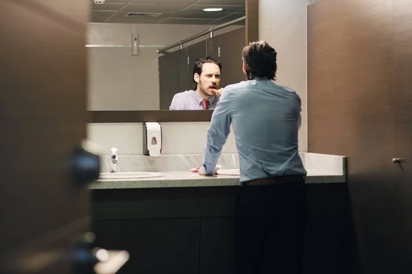 Business Man Brushing Teeth After Lunch Break In Office Bathroom — Stok Foto