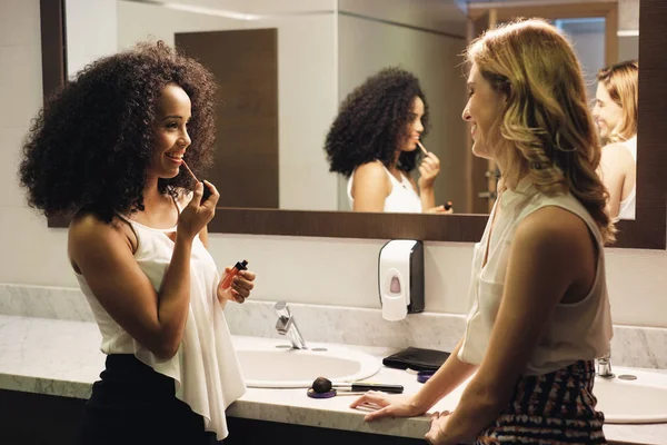 Hermosas chicas como amigos felices hablando por chismes en el baño —  Fotos de Stock